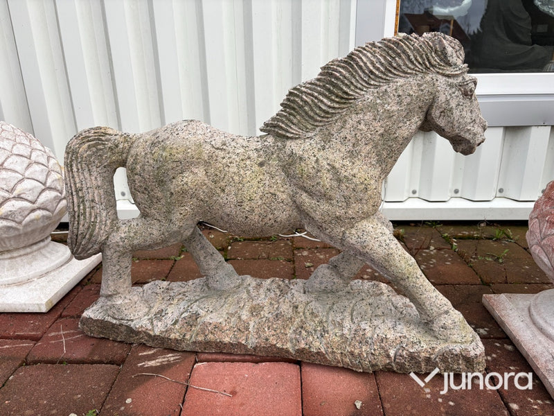 Stenskulptur – häst i granit