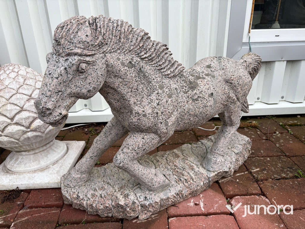 Stenskulptur – häst i granit