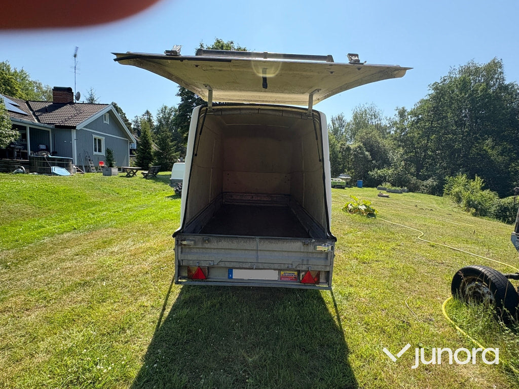 Släpvagn med kåpa och lucka Thule CV 100032