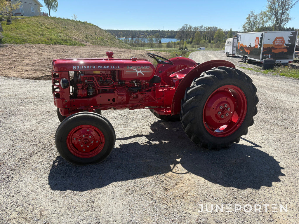 Traktor Bolinder-Munktell Volvo Terrier inkl. Störtbåge & Slåtterbalk