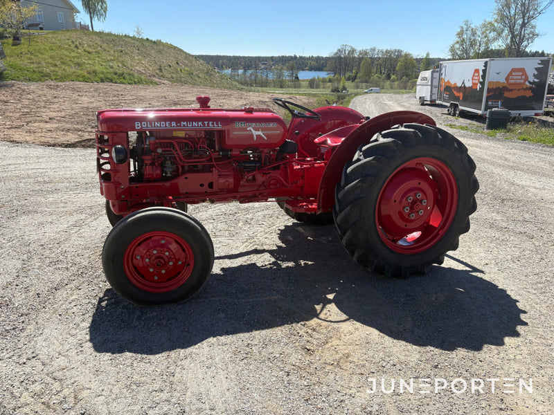Traktor Bolinder-Munktell Volvo Terrier inkl. Störtbåge & Slåtterbalk