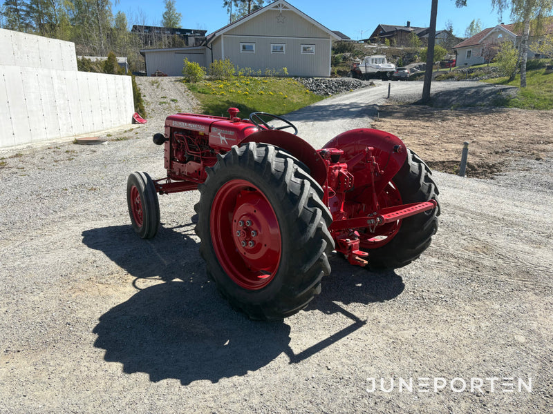 Traktor Bolinder-Munktell Volvo Terrier inkl. Störtbåge & Slåtterbalk