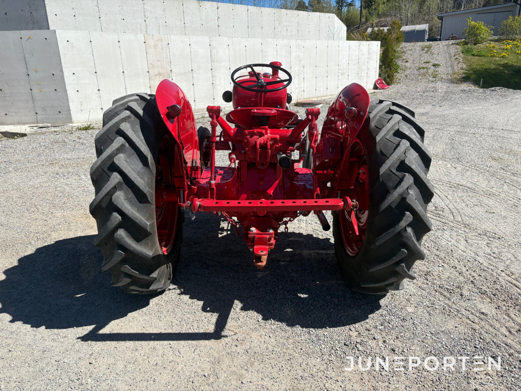 Traktor Bolinder-Munktell Volvo Terrier inkl. Störtbåge & Slåtterbalk