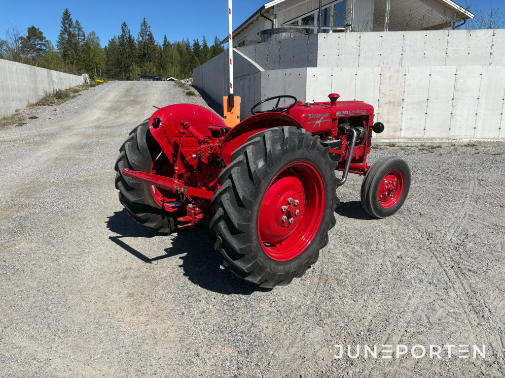 Traktor Bolinder-Munktell Volvo Terrier inkl. Störtbåge & Slåtterbalk