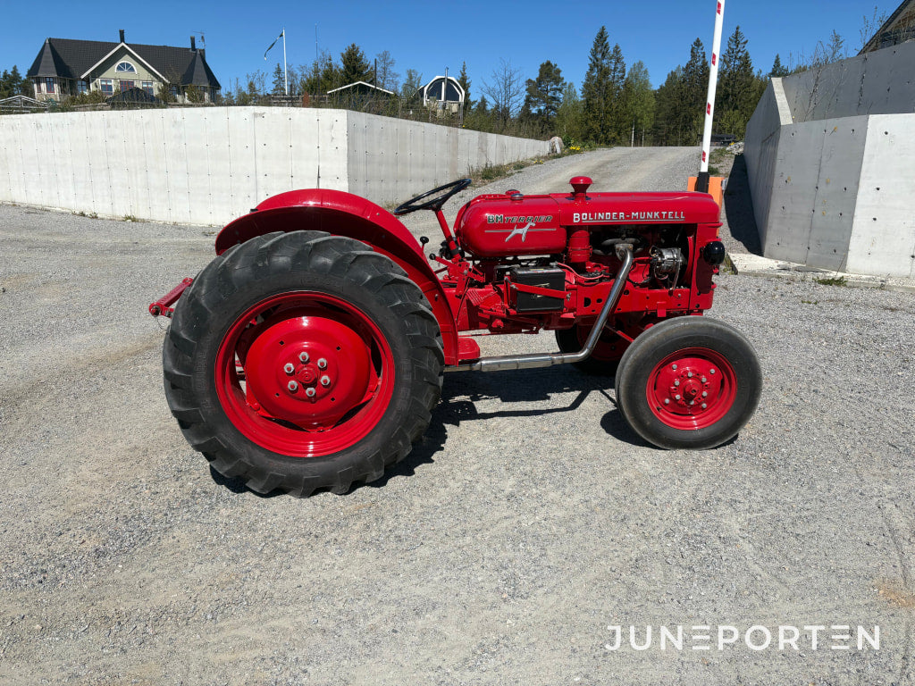 Traktor Bolinder-Munktell Volvo Terrier inkl. Störtbåge & Slåtterbalk