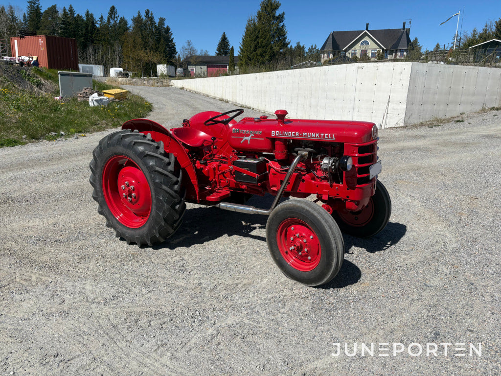 Traktor Bolinder-Munktell Volvo Terrier inkl. Störtbåge & Slåtterbalk