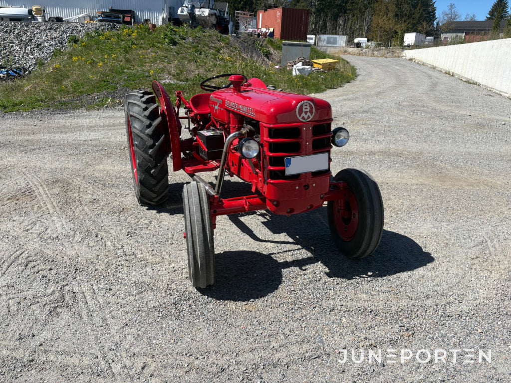 Traktor Bolinder-Munktell Volvo Terrier inkl. Störtbåge & Slåtterbalk