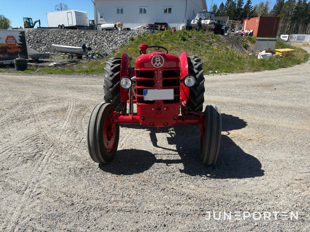 Traktor Bolinder-Munktell Volvo Terrier inkl. Störtbåge & Slåtterbalk