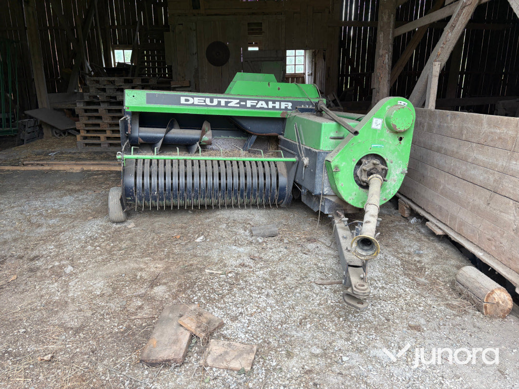 Småbalspress/Hårdpress DEUTZ FAHR HD 380 med balkastare DEUTZ FAHR BS 345