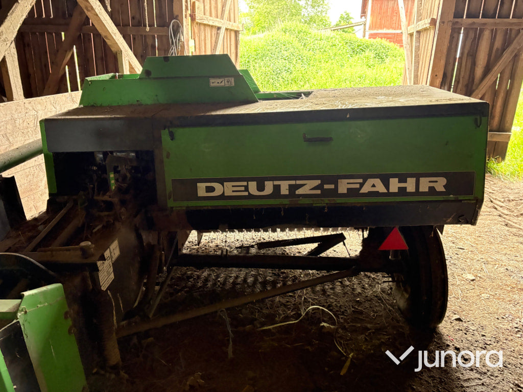 Småbalspress/Hårdpress DEUTZ FAHR HD 380 med balkastare DEUTZ FAHR BS 345