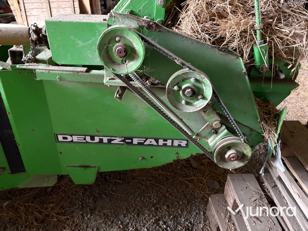 Småbalspress/Hårdpress DEUTZ FAHR HD 380 med balkastare DEUTZ FAHR BS 345