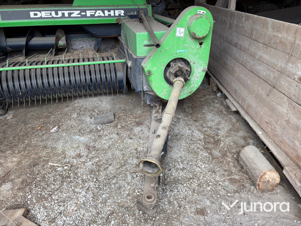Småbalspress/Hårdpress DEUTZ FAHR HD 380 med balkastare DEUTZ FAHR BS 345