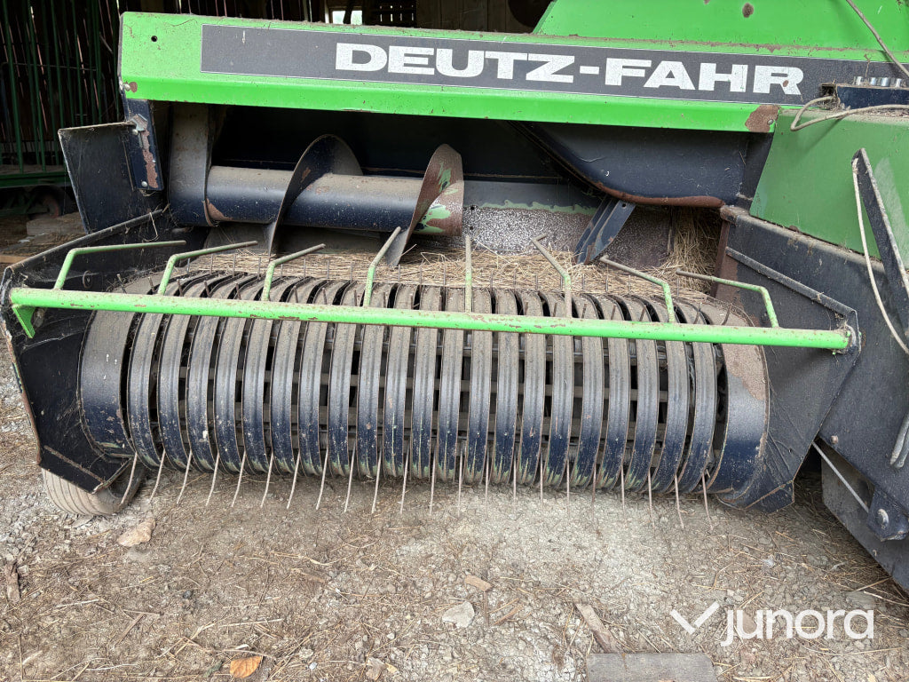 Småbalspress/Hårdpress DEUTZ FAHR HD 380 med balkastare DEUTZ FAHR BS 345