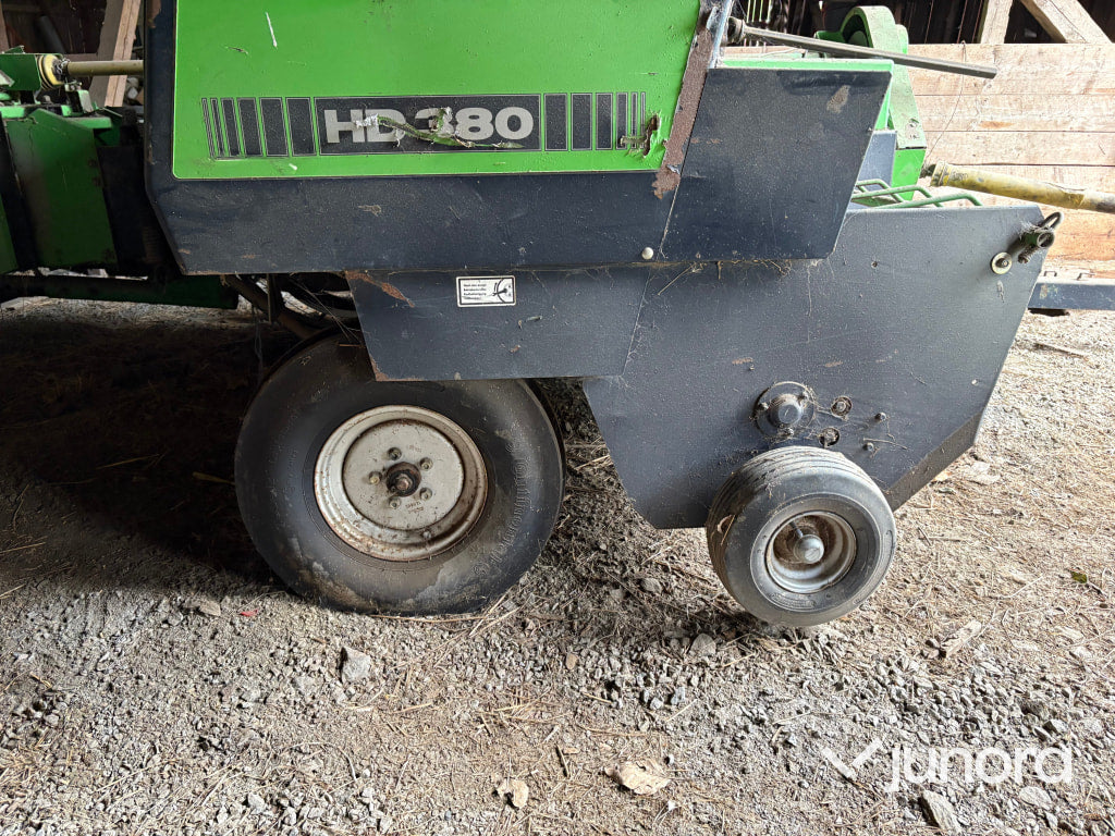 Småbalspress/Hårdpress DEUTZ FAHR HD 380 med balkastare DEUTZ FAHR BS 345