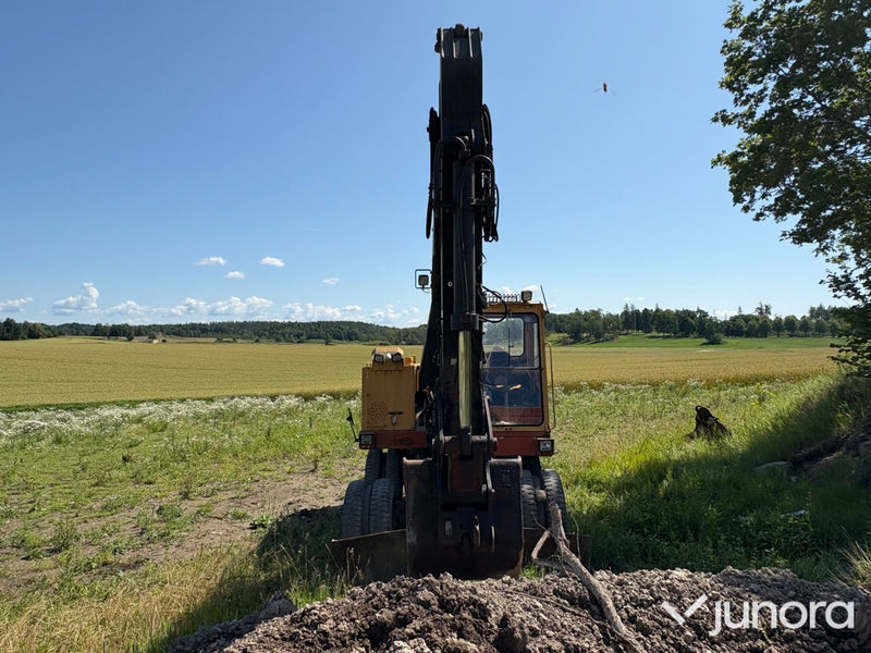 Åkerman hjulgrävare med tiltrotator & redskap