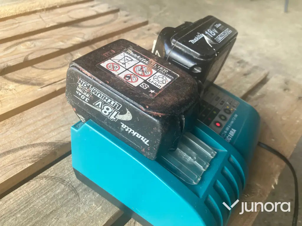 Batteriladdare med 2st batterier - Makita DC18RA