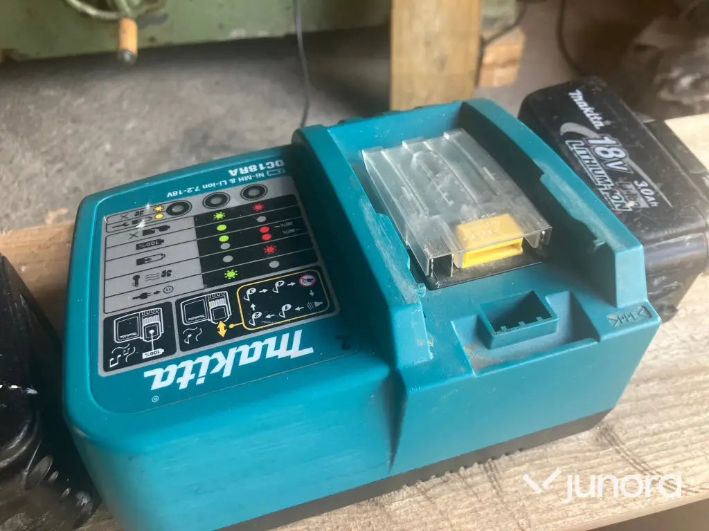 Batteriladdare med 2st batterier - Makita DC18RA