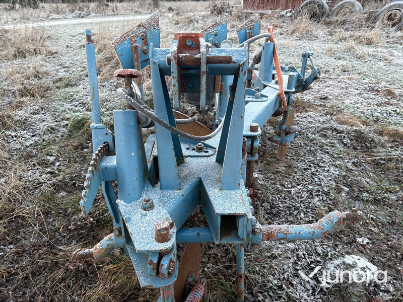 Treskärig plog - Överum