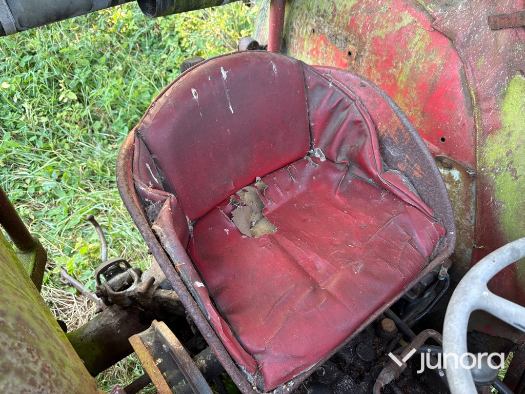 Traktor - Massey Ferguson MF 35, nya bakdäck
