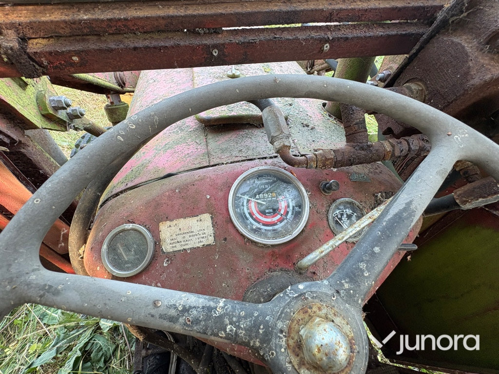 Traktor - Massey Ferguson MF 35, nya bakdäck