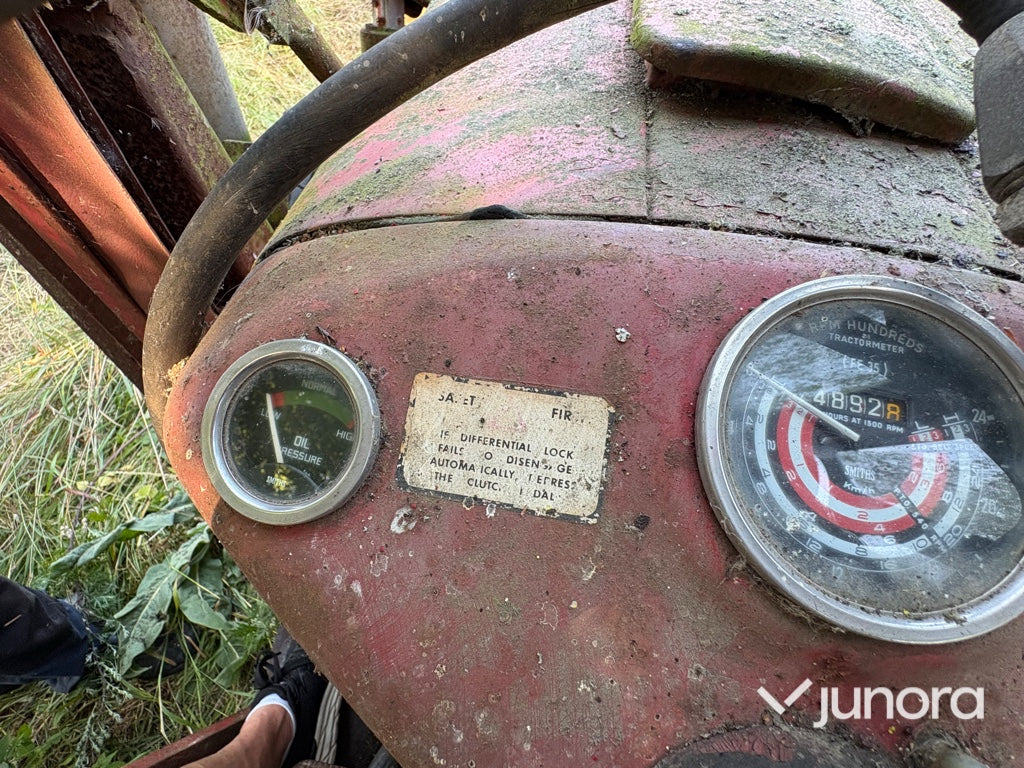 Traktor - Massey Ferguson MF 35, nya bakdäck