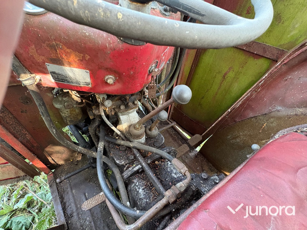 Traktor - Massey Ferguson MF 35, nya bakdäck