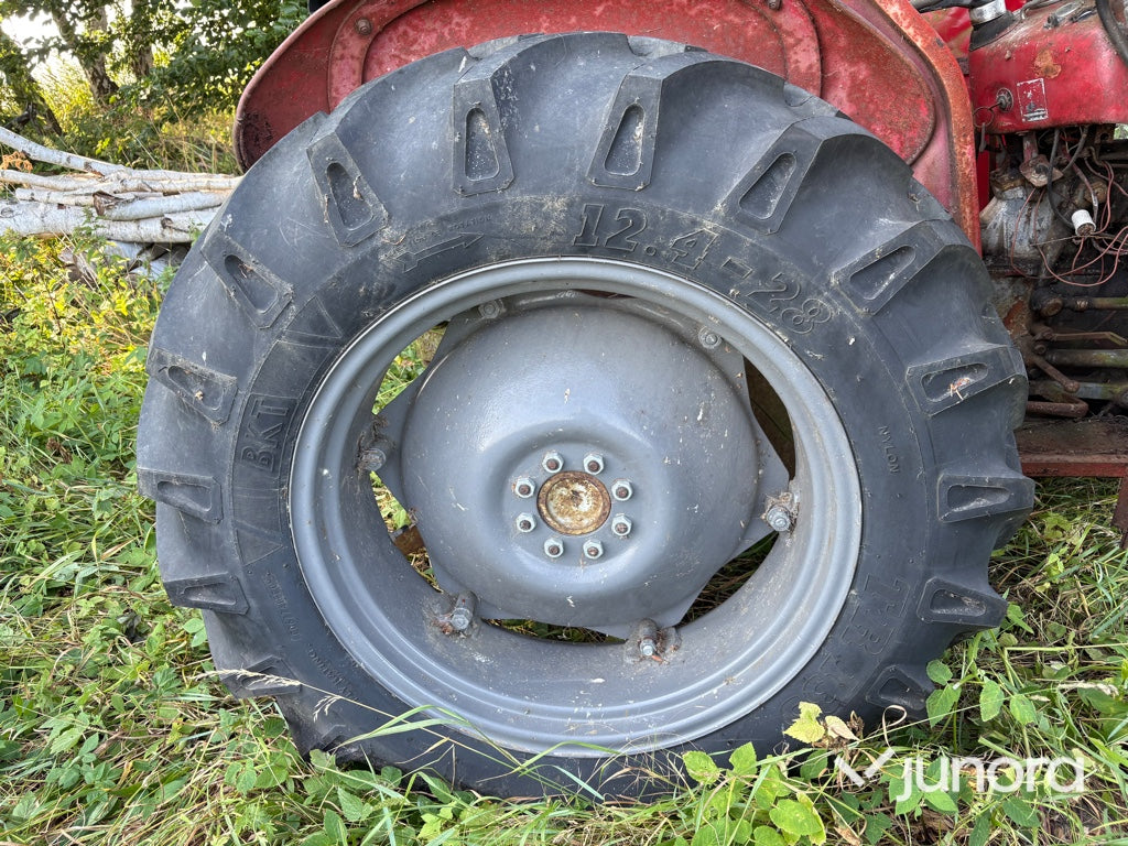 Traktor - Massey Ferguson MF 35, nya bakdäck