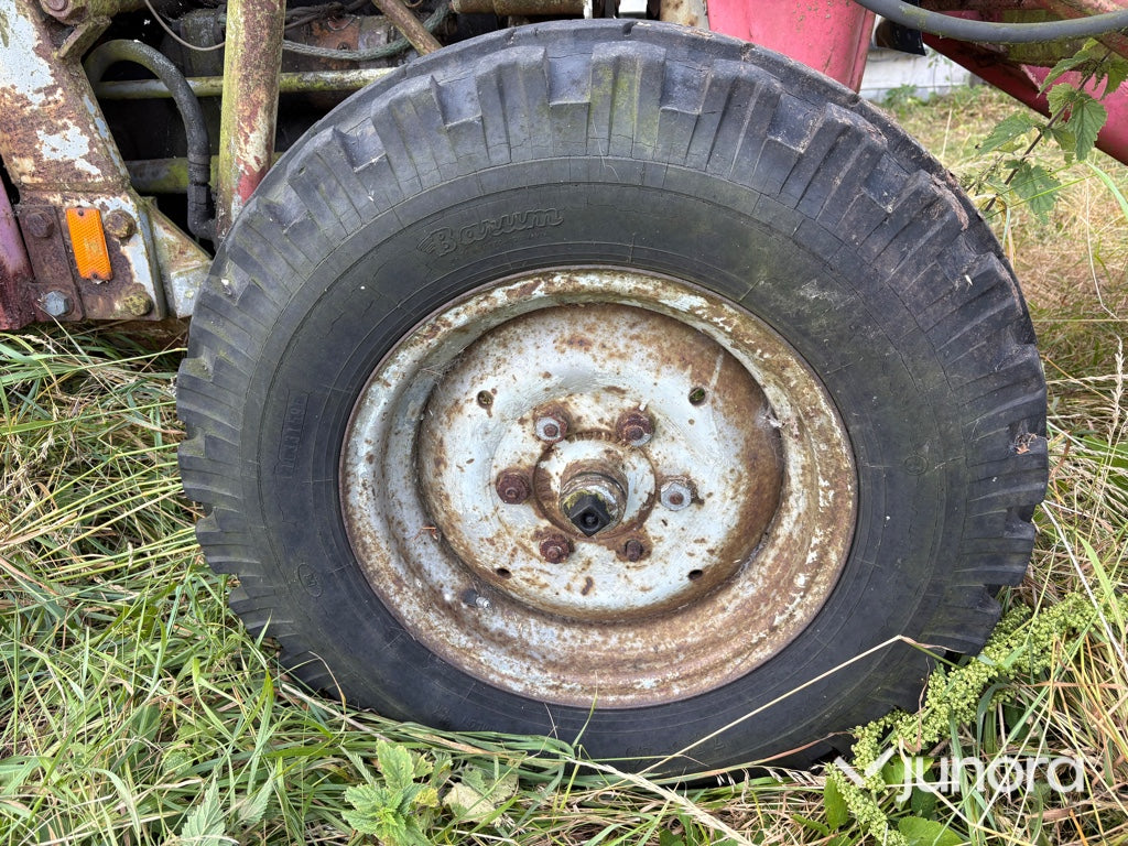 Traktor - Massey Ferguson MF 35, nya bakdäck
