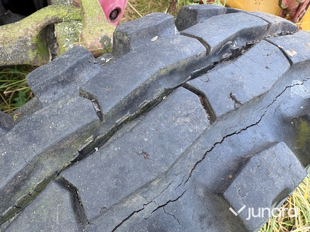 Traktor - Massey Ferguson MF 35, nya bakdäck