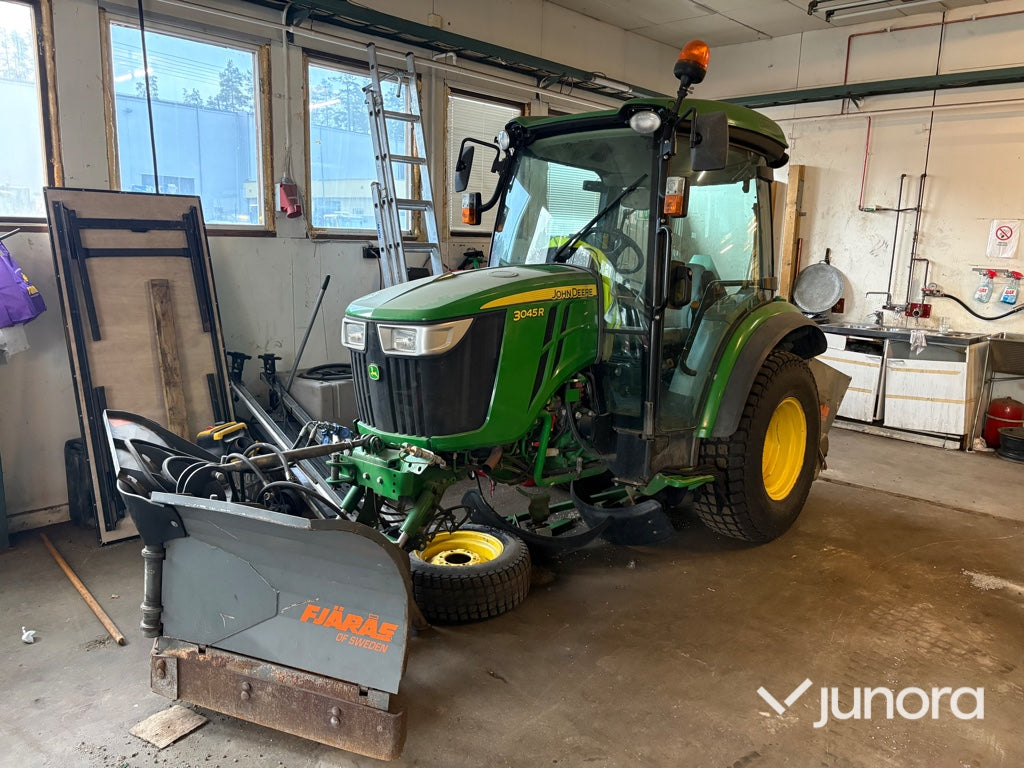 Traktor John Deere 3045R med vikplog och sandspridare