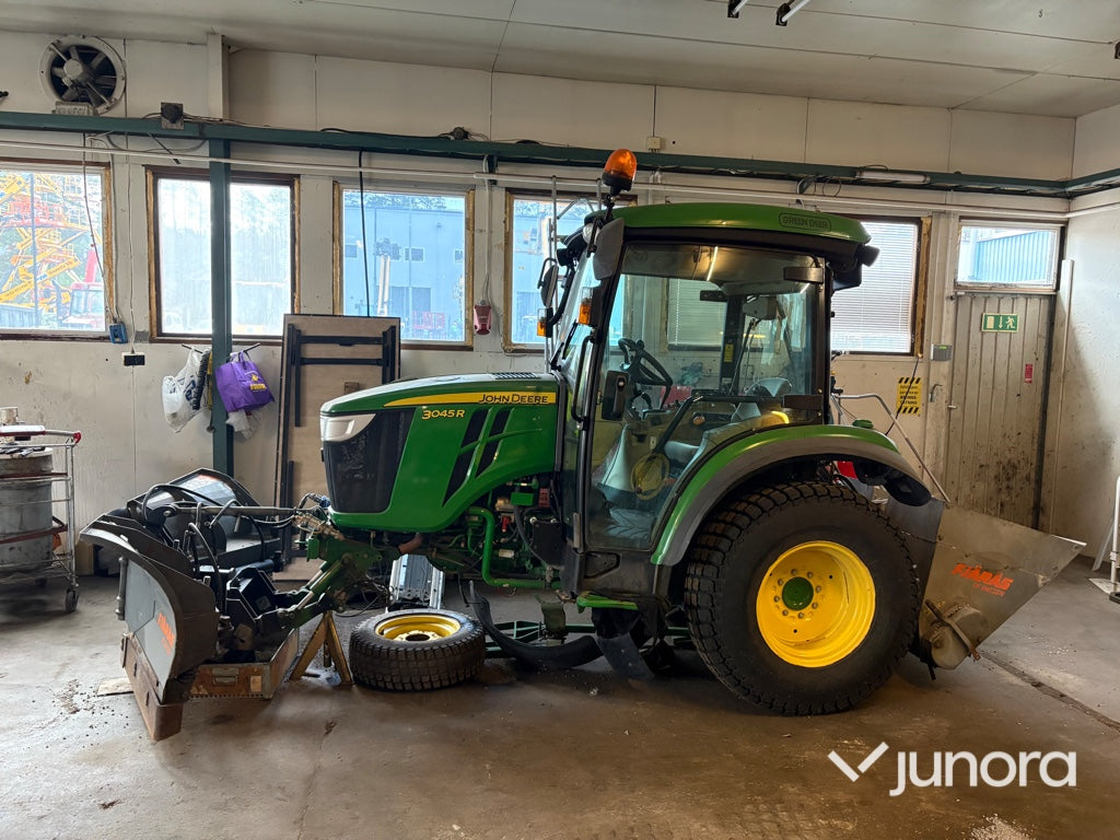 Traktor John Deere 3045R med vikplog och sandspridare