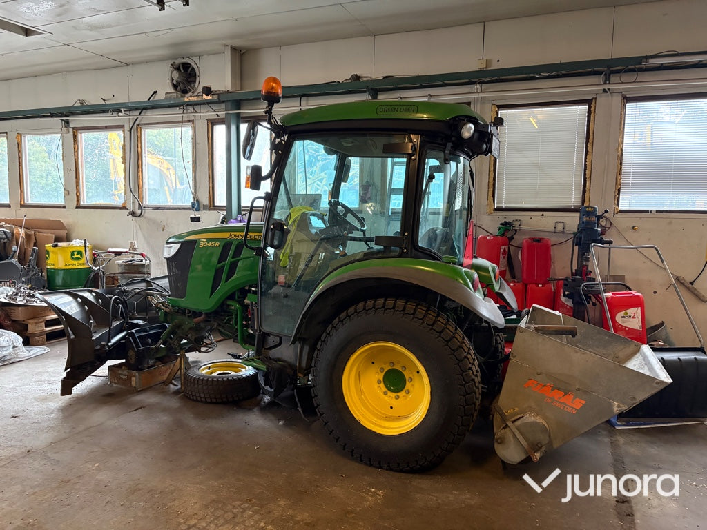 Traktor John Deere 3045R med vikplog och sandspridare