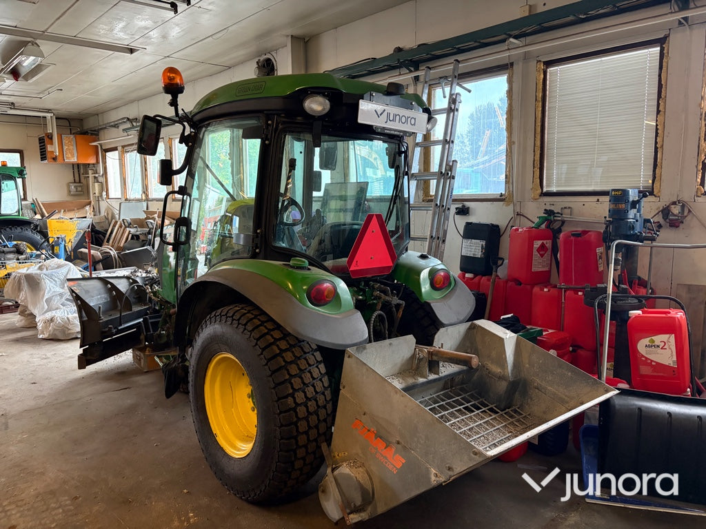Traktor John Deere 3045R med vikplog och sandspridare
