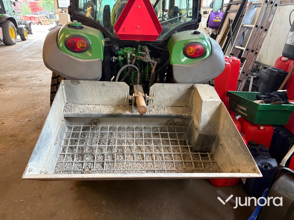Traktor John Deere 3045R med vikplog och sandspridare