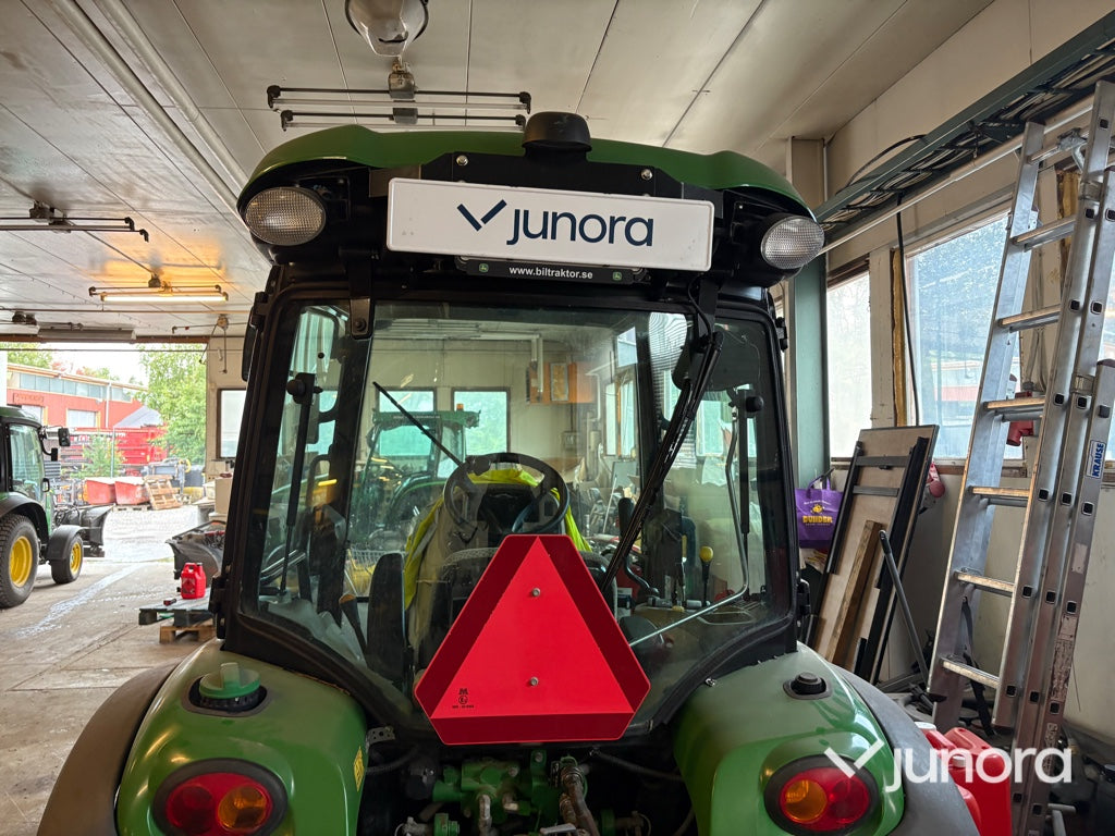 Traktor John Deere 3045R med vikplog och sandspridare