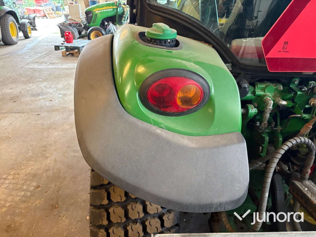 Traktor John Deere 3045R med vikplog och sandspridare