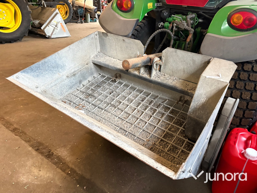 Traktor John Deere 3045R med vikplog och sandspridare