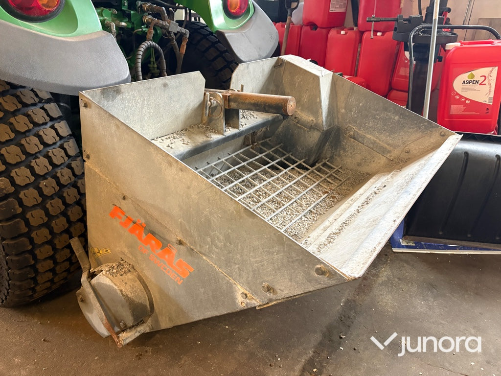 Traktor John Deere 3045R med vikplog och sandspridare