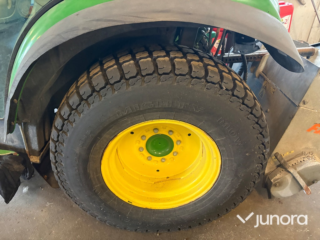 Traktor John Deere 3045R med vikplog och sandspridare