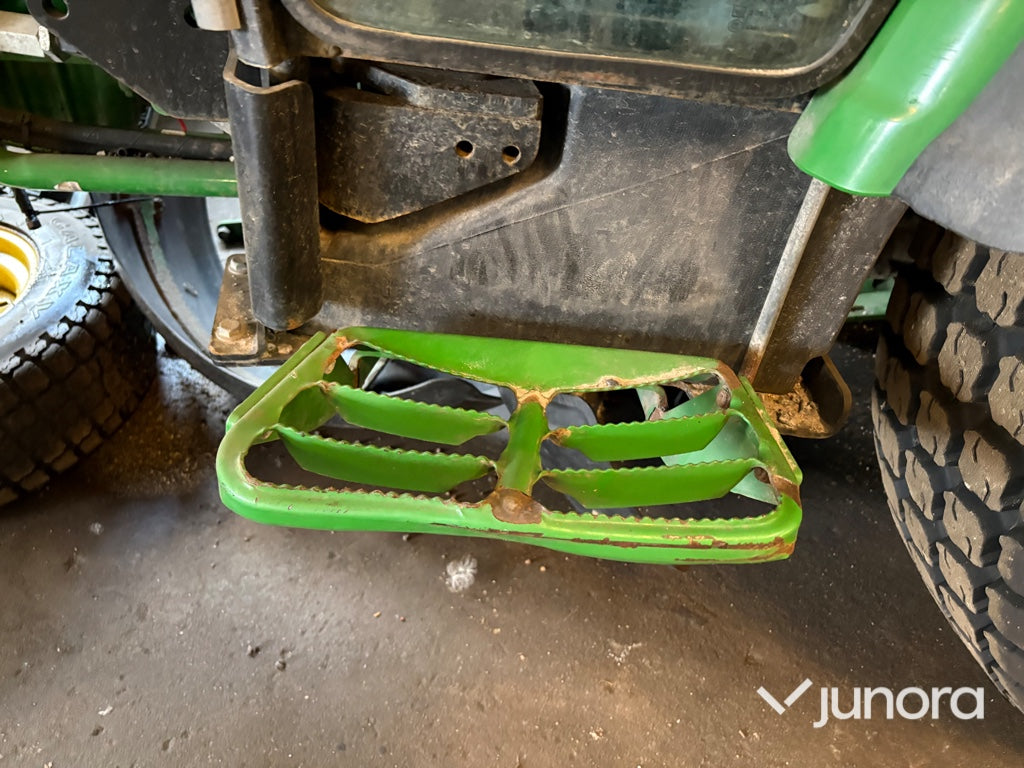 Traktor John Deere 3045R med vikplog och sandspridare