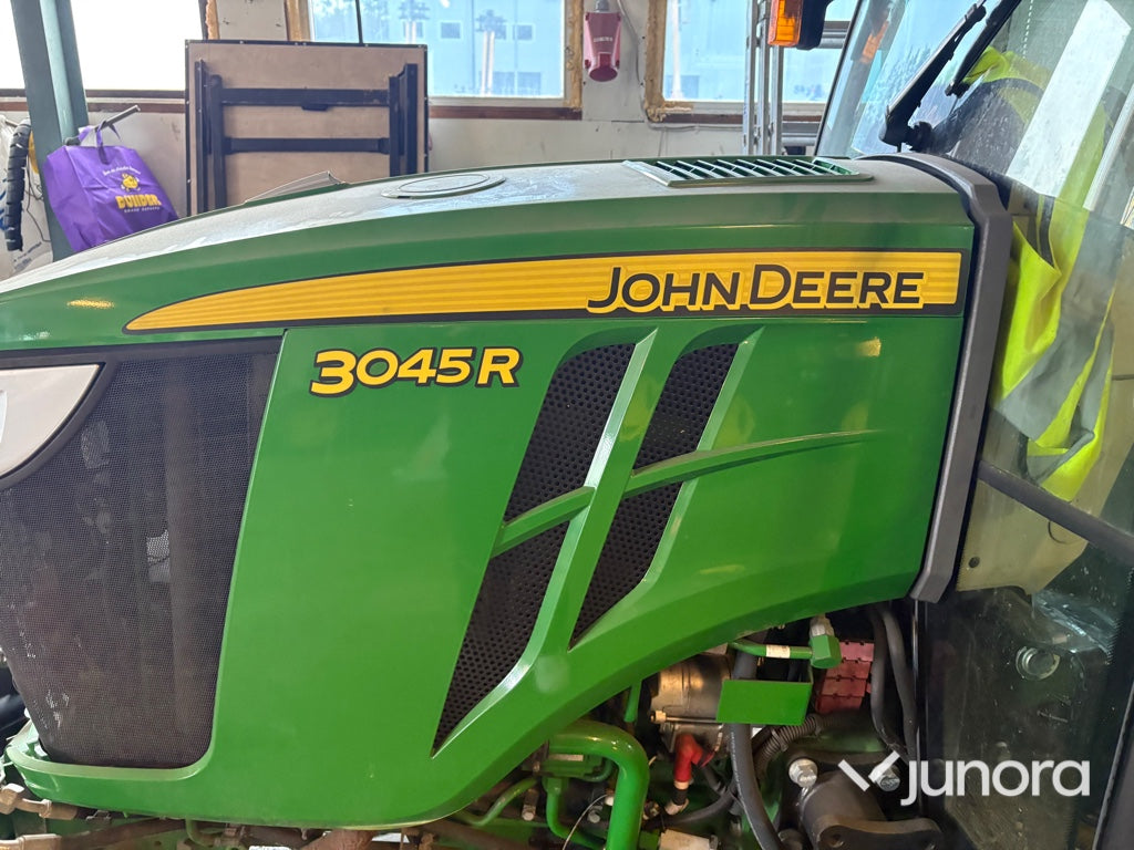Traktor John Deere 3045R med vikplog och sandspridare