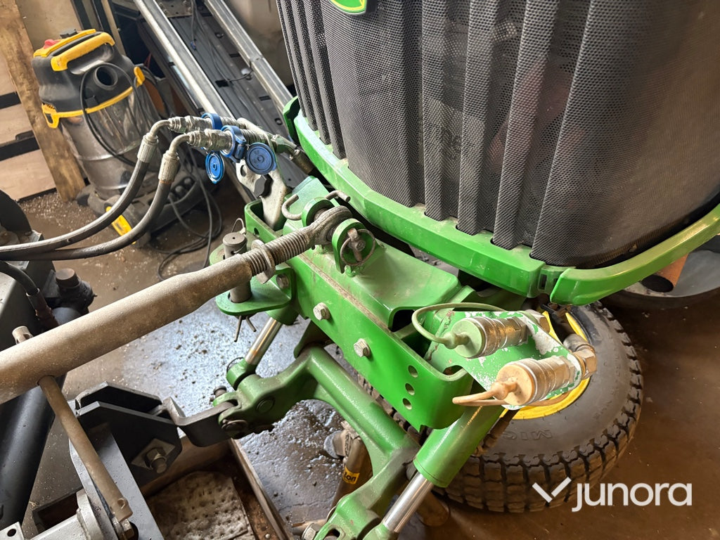 Traktor John Deere 3045R med vikplog och sandspridare