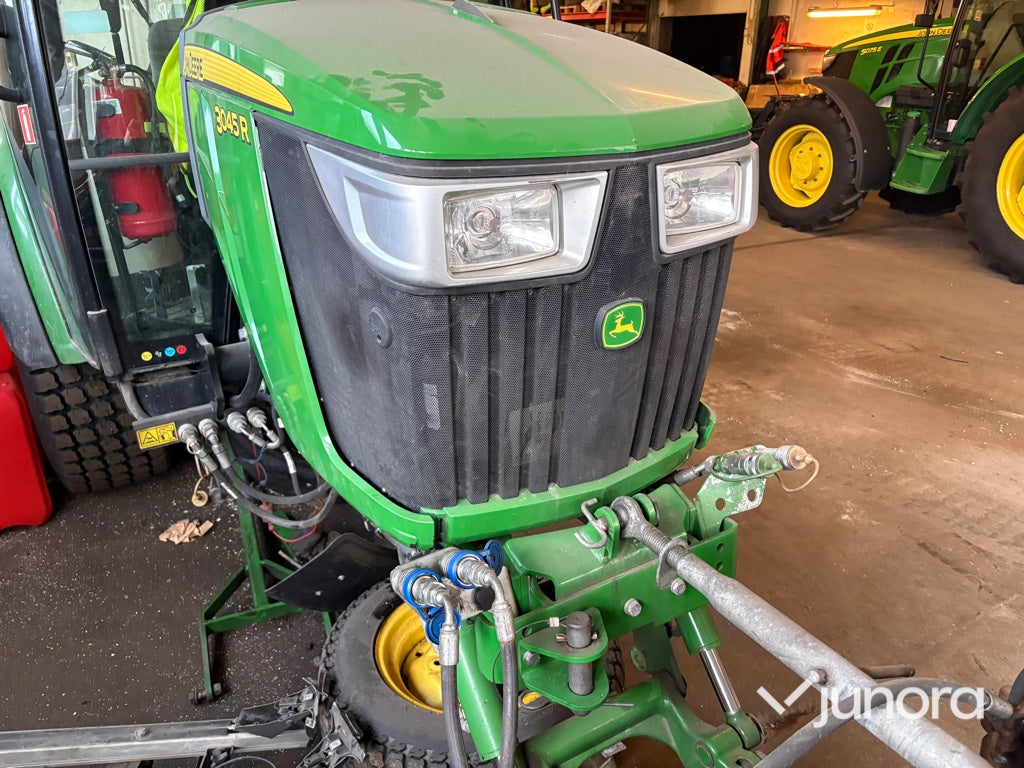 Traktor John Deere 3045R med vikplog och sandspridare