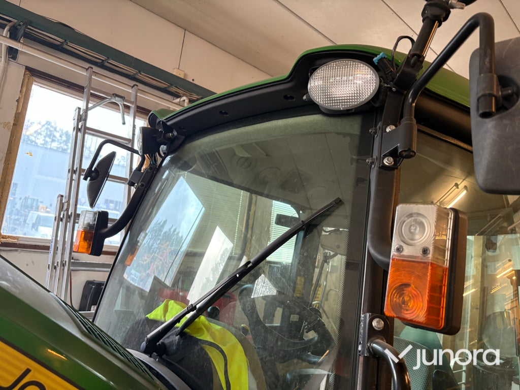 Traktor John Deere 3045R med vikplog och sandspridare