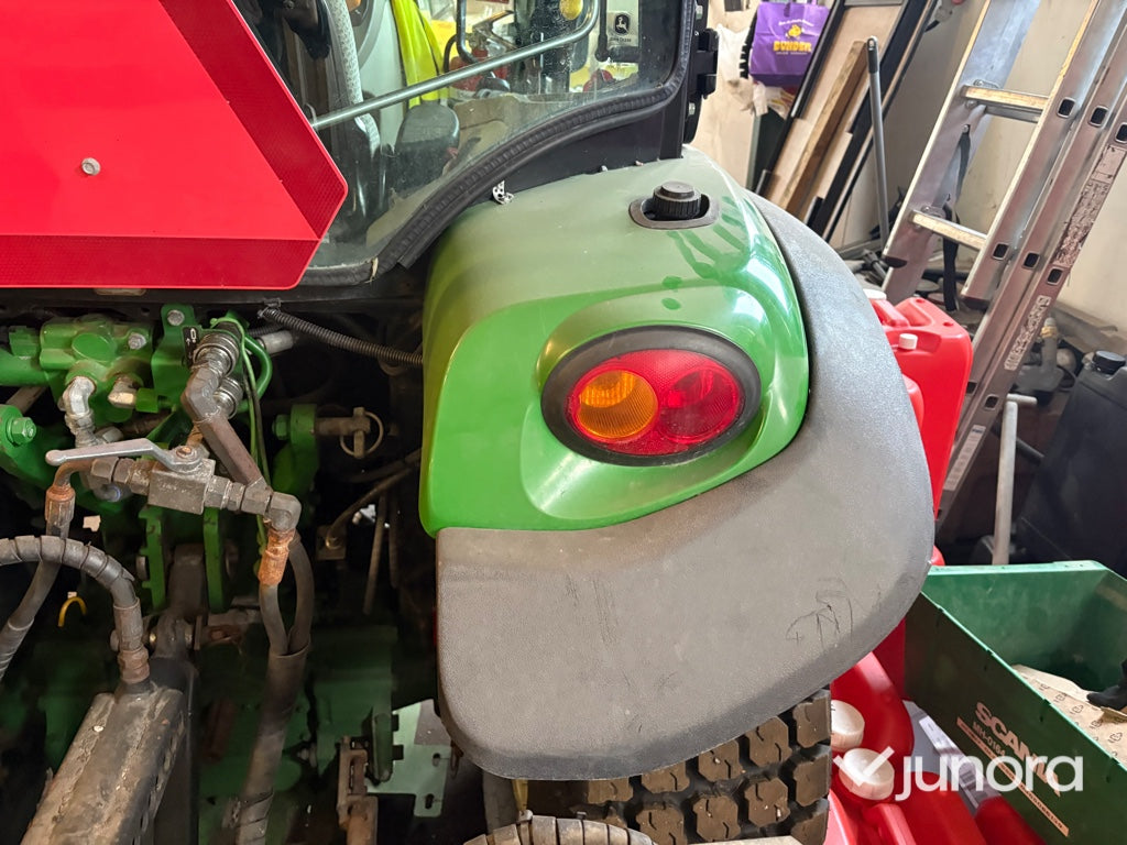 Traktor John Deere 3045R med vikplog och sandspridare
