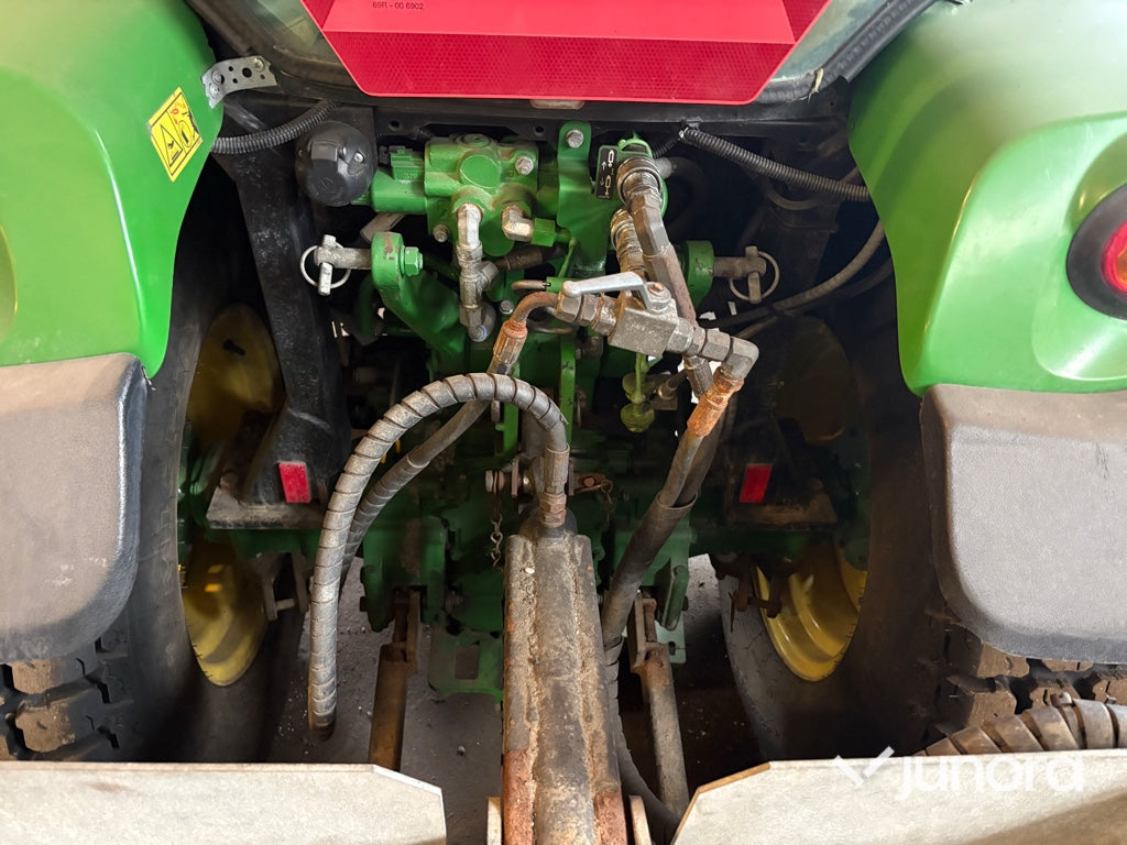 Traktor John Deere 3045R med vikplog och sandspridare