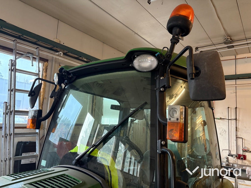 Traktor John Deere 3045R med vikplog och sandspridare