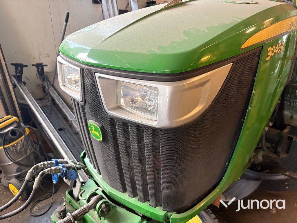 Traktor John Deere 3045R med vikplog och sandspridare