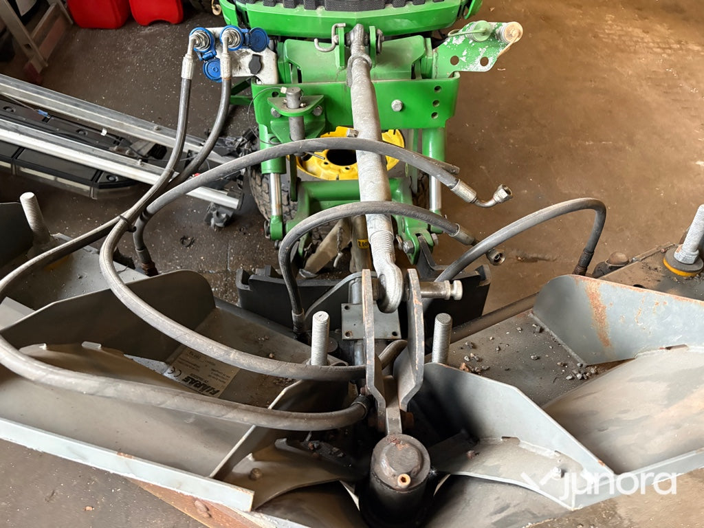 Traktor John Deere 3045R med vikplog och sandspridare