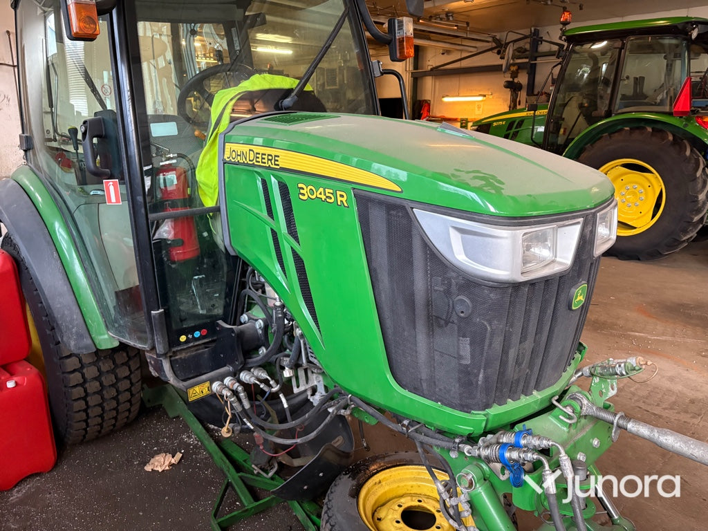 Traktor John Deere 3045R med vikplog och sandspridare